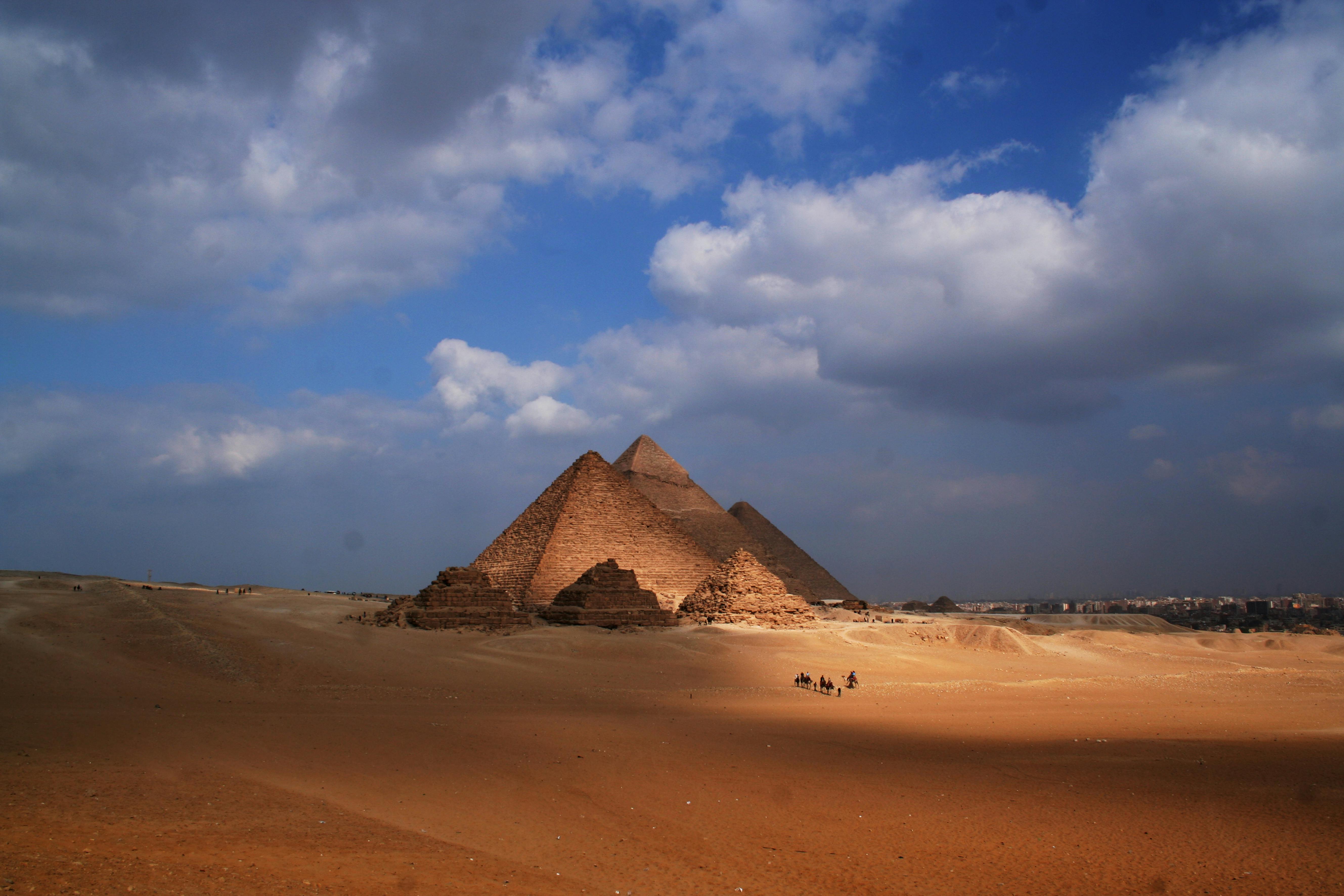 Les Grandes Pyramides au coucher du soleil